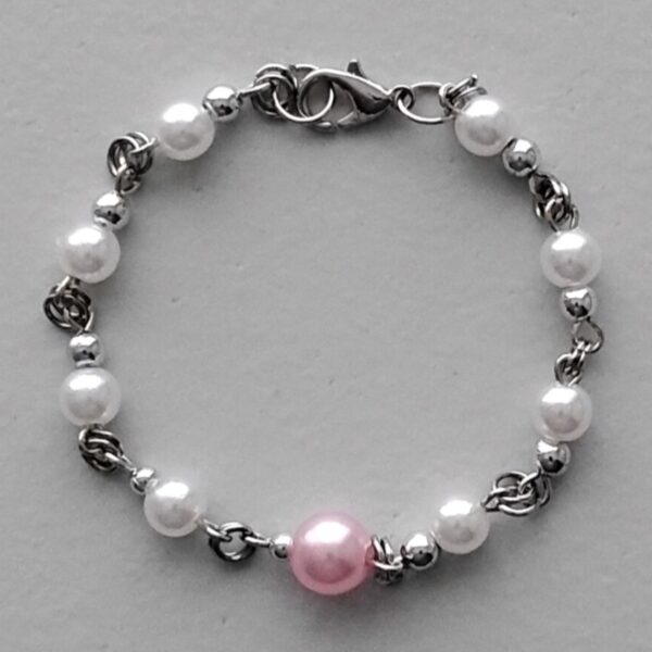 White pearls bracelet with a central pink pearl